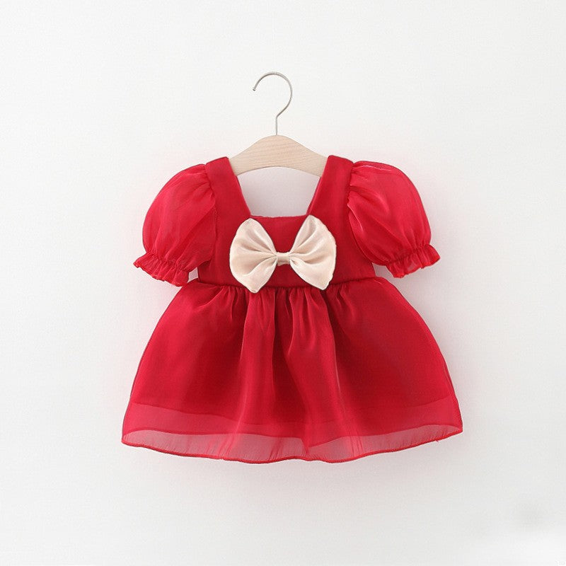 Vestido de tul rojo con mangas abullonadas y moño crema