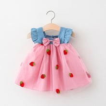 Cargar imagen en el visor de la galería, Vestido de tul con bordado de frutillas y detalles de jeans con volados
