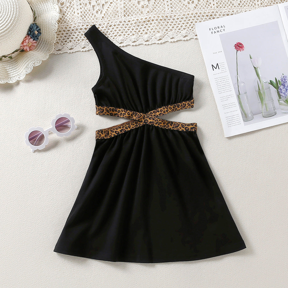 Vestido negro de un solo hombro  con detalle en la cintura de animal print