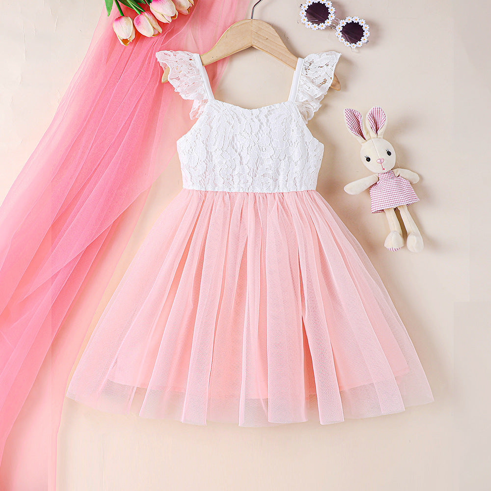 Vestido con detalles de encajes blanco y falda rosa de tul