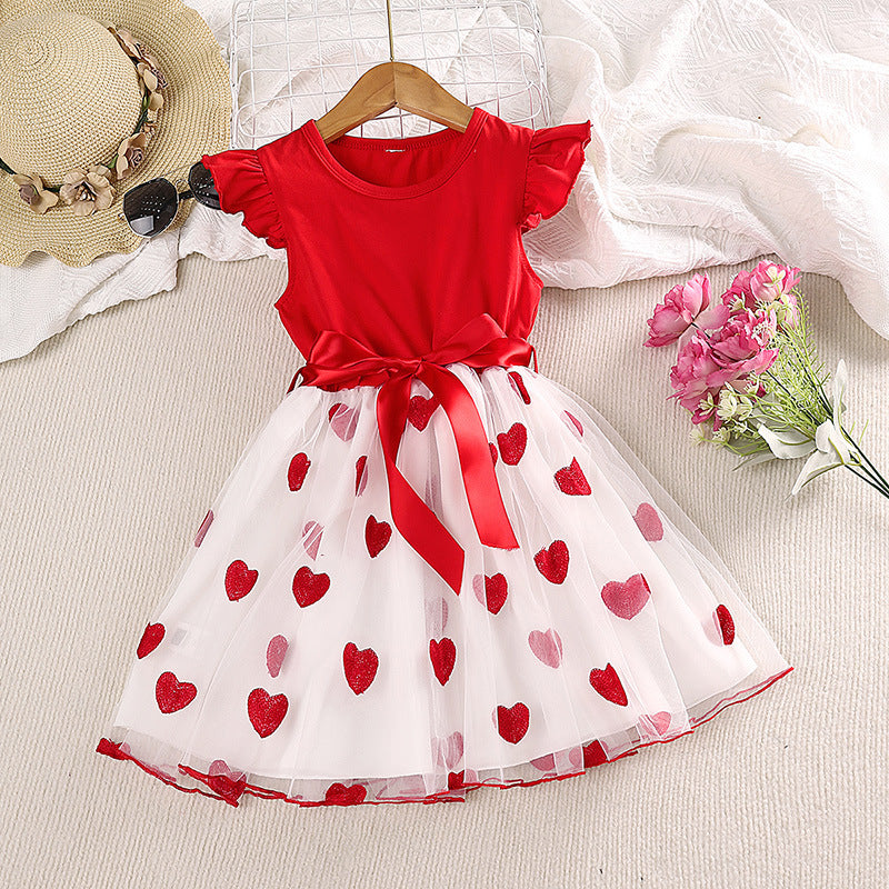 Vestido rojo con volado, falda de tul blanco con estampas de corazones y cinto