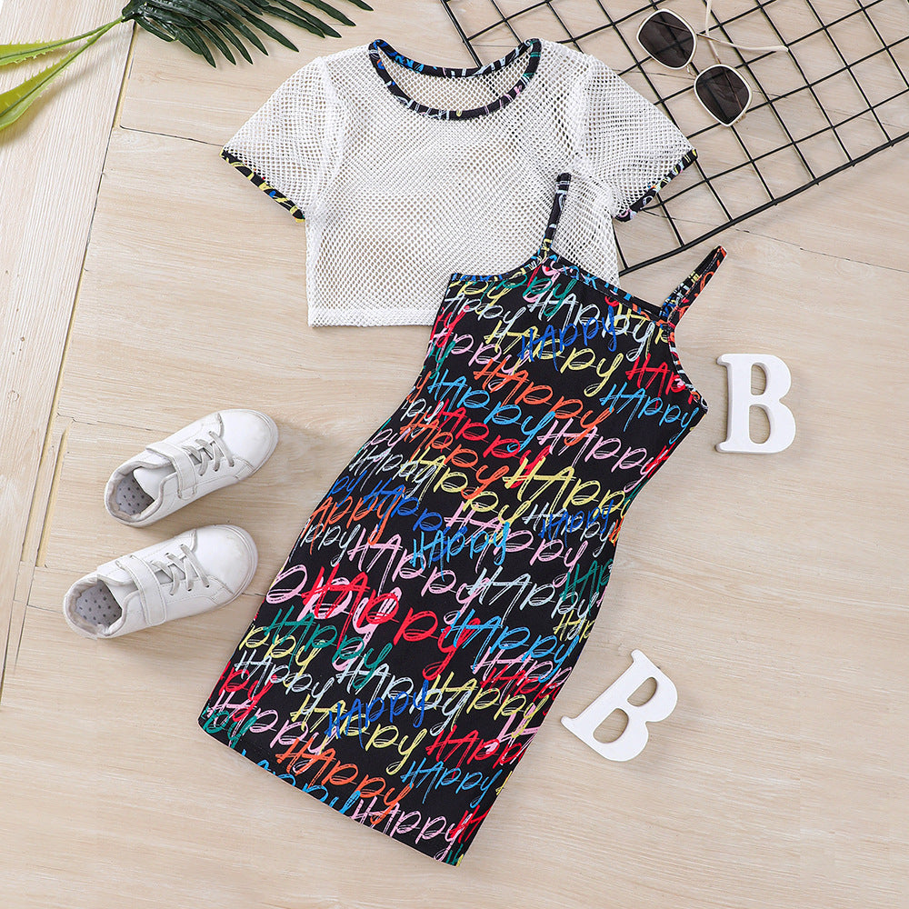 Vestido negro con letras y crop top de red