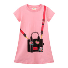 Cargar imagen en el visor de la galería, Vestido rosa con estampas de cartera
