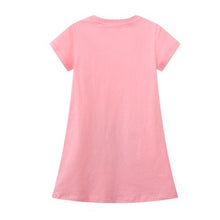 Cargar imagen en el visor de la galería, Vestido rosa con estampas de cartera
