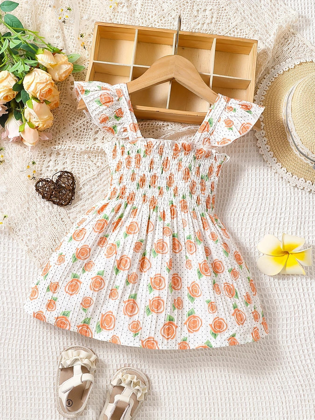 Vestido engomado blanco con motas y estampas de flores