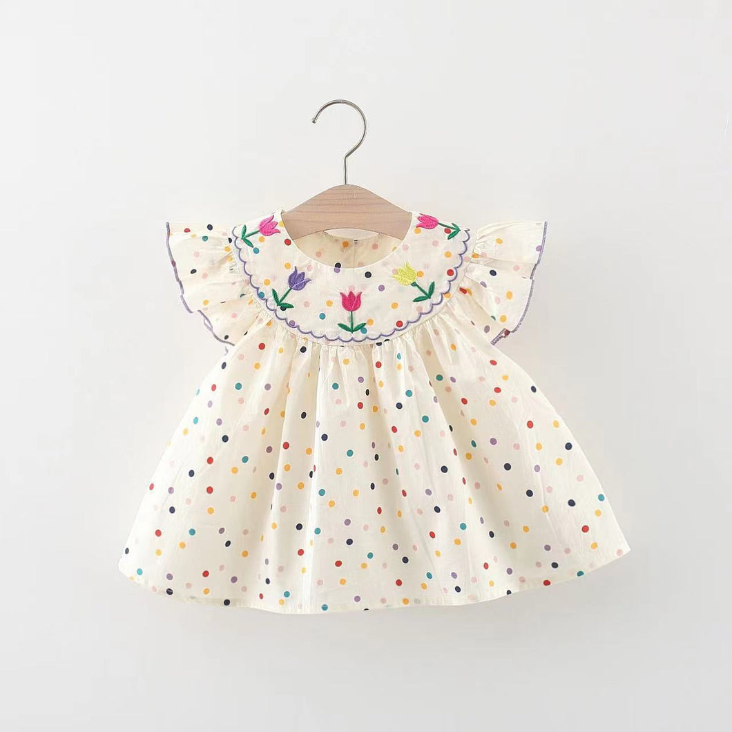 Vestido crema con motas coloridas y bordados de flores