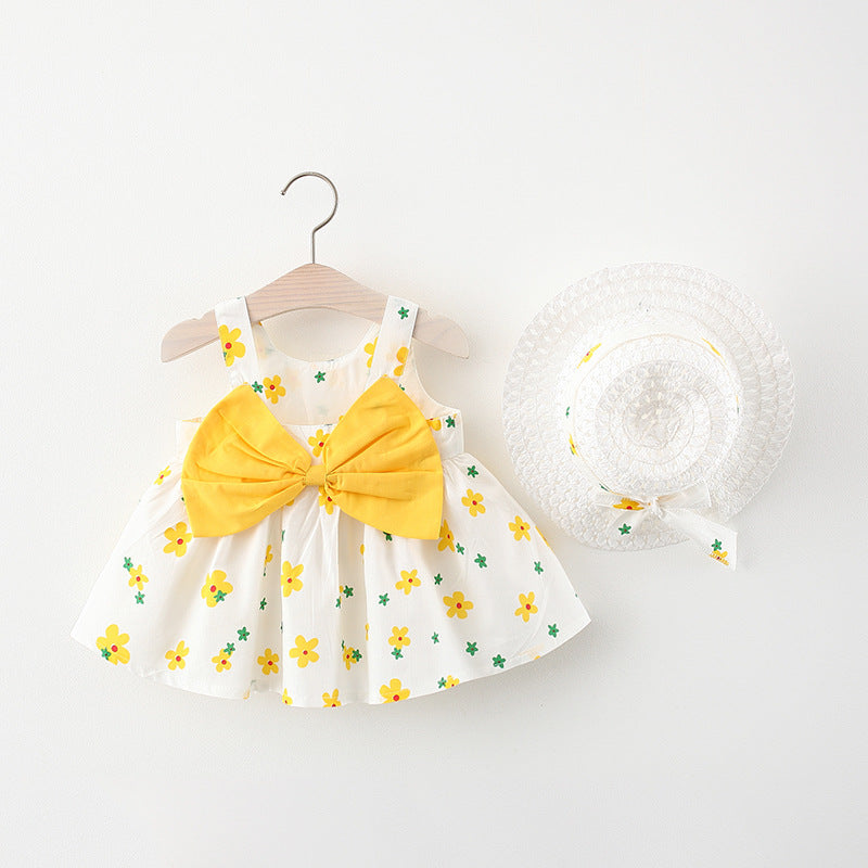 Vestido blanco con detalles de flores y sombrero