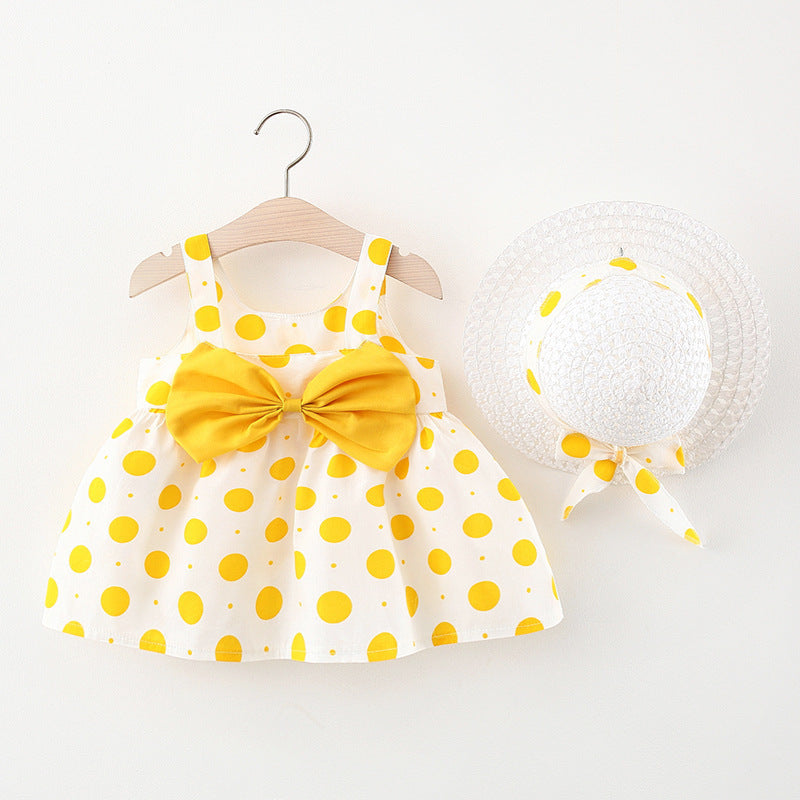 Vestido blanco con motas, moño grande y sombrero