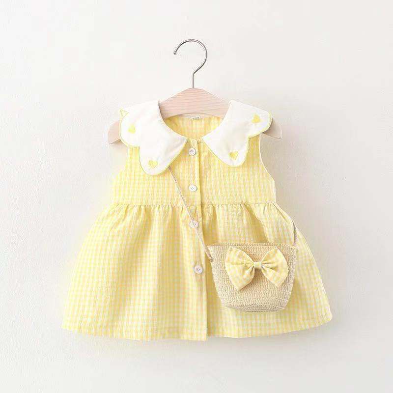 Vestido cuadrille con volados, detalles de corazón y cartera