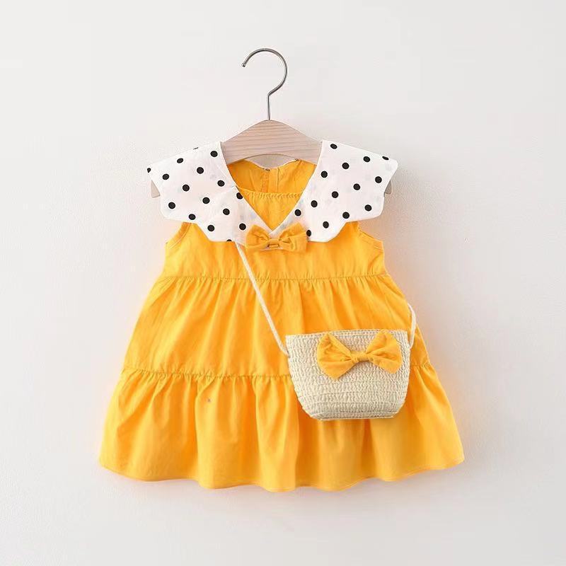 Vestido con volados a motas y cartera