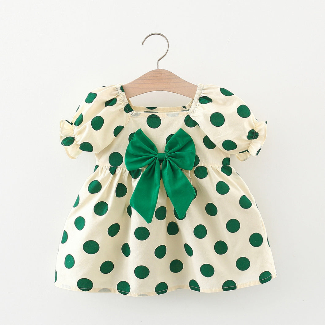 Vestido con motas verdes , manga abullonadas y moño