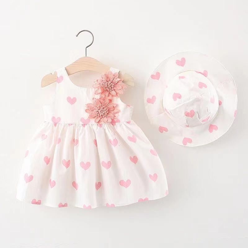 Vestido blanco con estampas de corazones, detalles de flores y sombrero