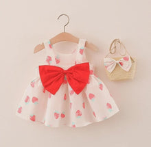 Cargar imagen en el visor de la galería, Vestido con estampas de frutillas, moño y cartera
