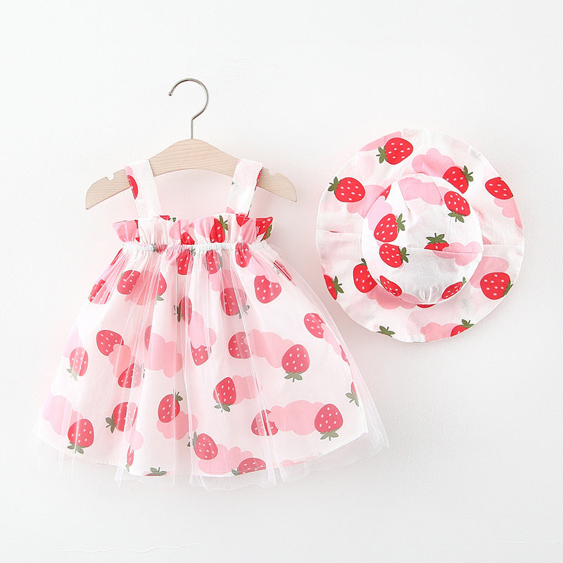 Vestido de tul con estampas de frutillas y sombrero