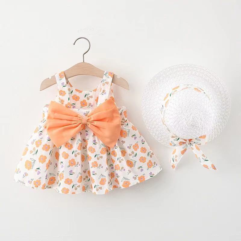 Vestido blanco con estampas de flores, moño y sombrero