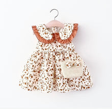 Carregar imagem no visualizador da galeria, Vestido crema con estampas de flores, volados marrón y cartera
