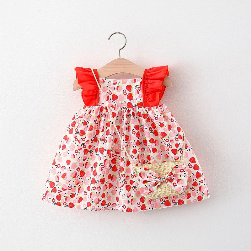 Vestido con estampas de frutillas, volado en rojo y cartera