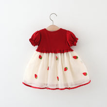 Carregar imagem no visualizador da galeria, Vestido bordo, falda de tul crema con bordados de frutillas
