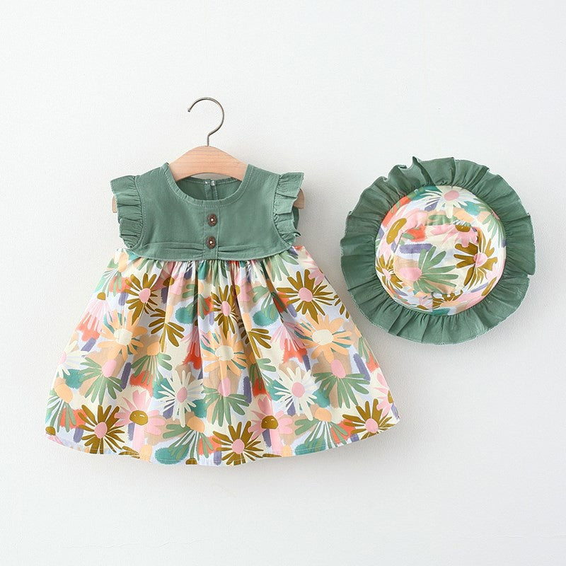 Vestido verde con volados, falda con estampas de flores y sombrero