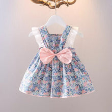 Carregar imagem no visualizador da galeria, Vestido con estampas de flores, volados blanco y moño rosa
