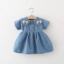 Carregar imagem no visualizador da galeria, Vestido jeans con detalles de moño y botones
