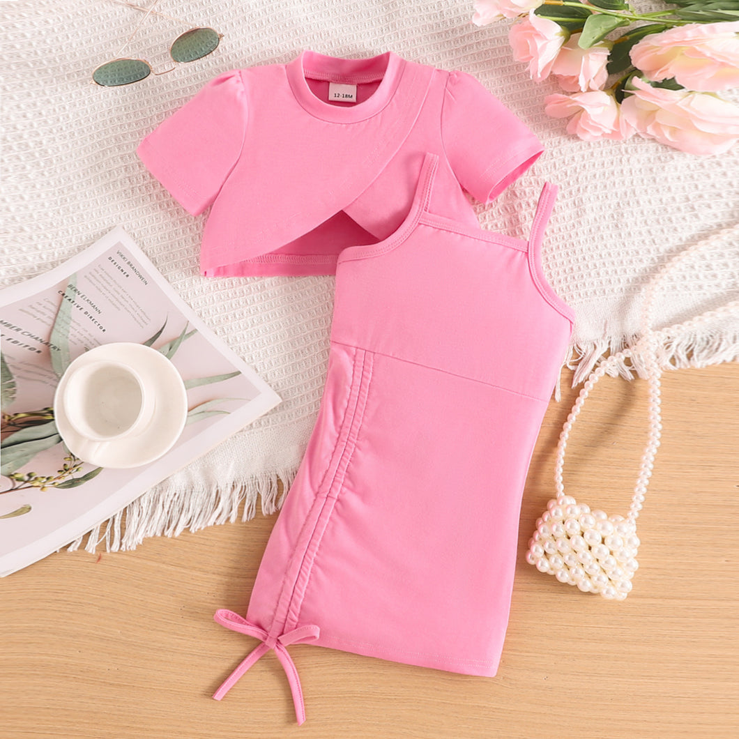 Vestido rosa con detalles en el costado y crop