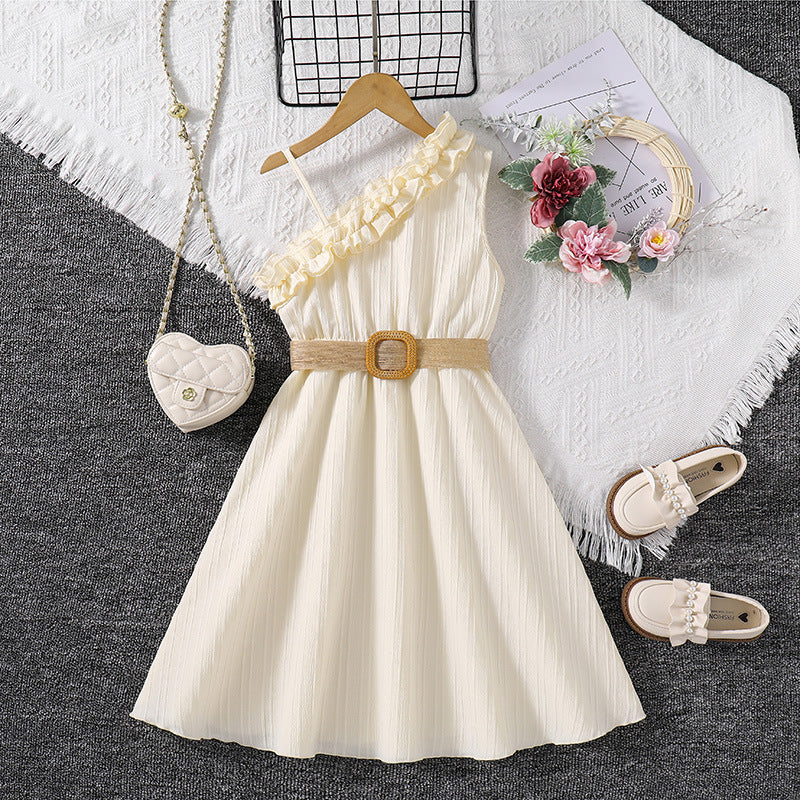 Vestido con volados en un hombro y cinto