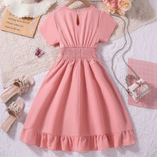 Cargar imagen en el visor de la galería, Vestido rosa engomado en la cintura con volados
