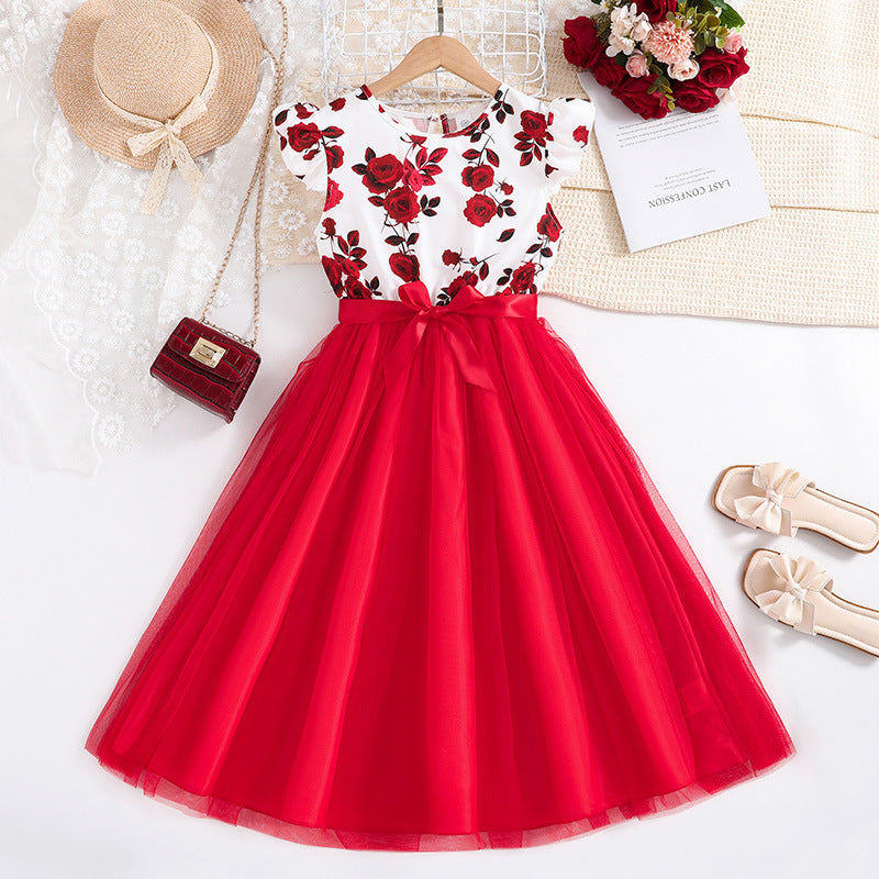 Vestido con estampas de rosas y falda roja de tul con cinto