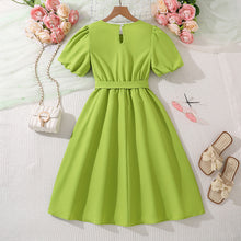 Cargar imagen en el visor de la galería, Vestido verde limón con mangas abullonadas y cinto
