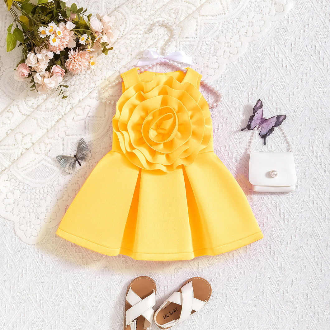 Vestido liso tablado con detalles de flor