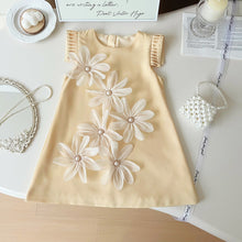 Cargar imagen en el visor de la galería, Vestido liso con detalles de flores
