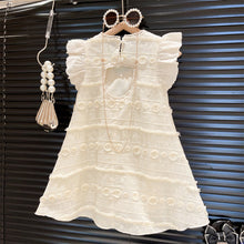 Carregar imagem no visualizador da galeria, Vestido beige con volados de broderie y moño
