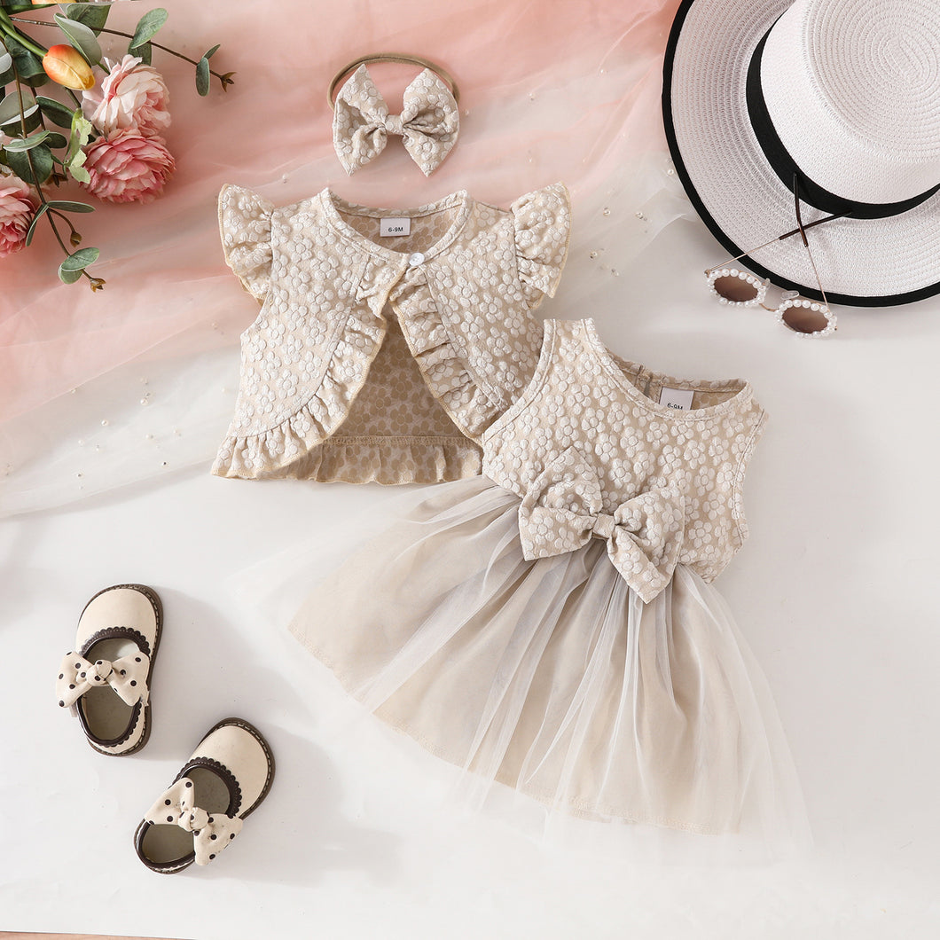 Vestido con falda de tul, bolero con relieve de flores y vincha