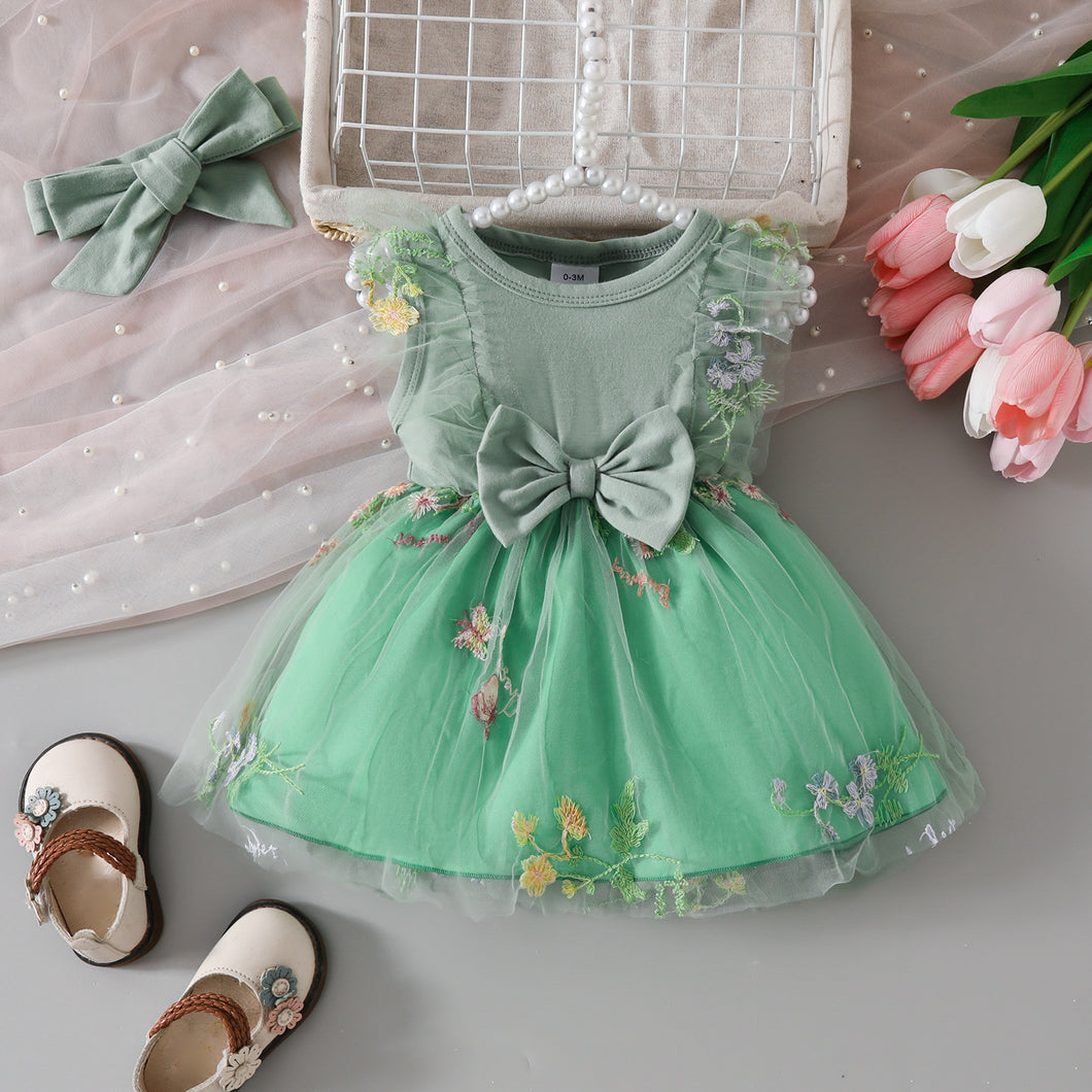 Vestido verde con falda de tul, bordados de flores y vincha