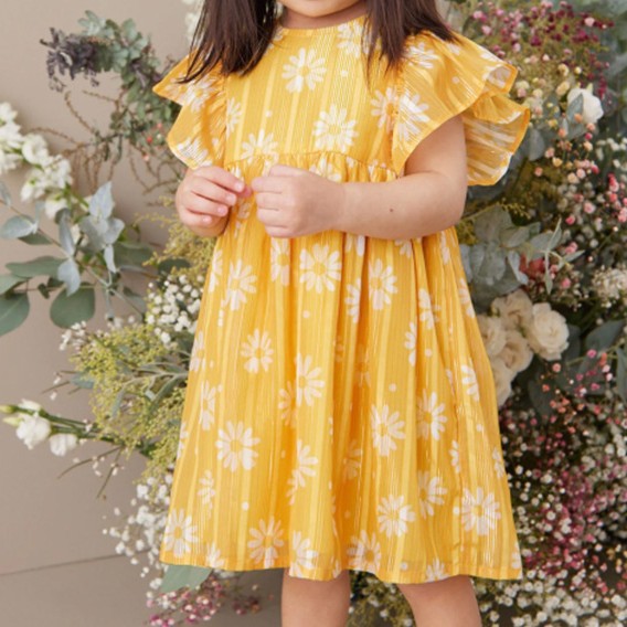 Vestido amarillo con estampas de margaritas