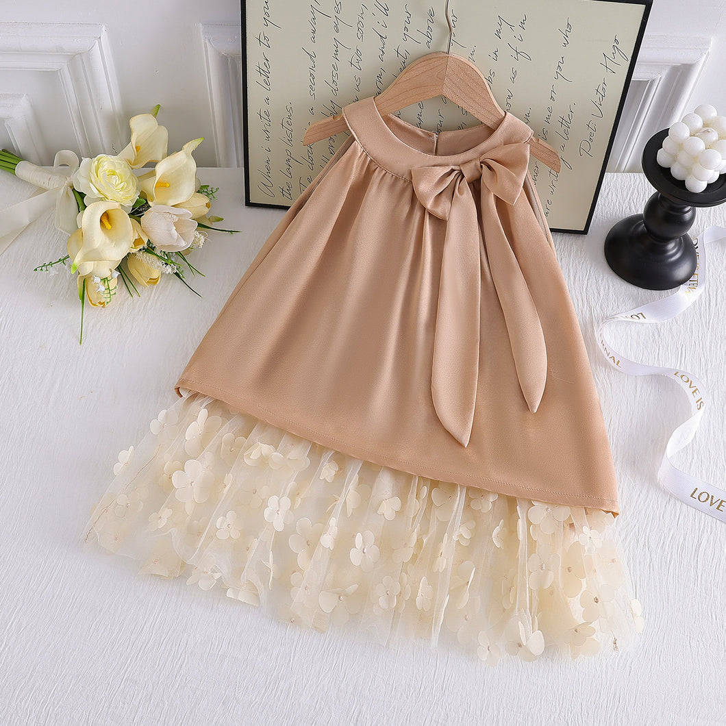 Vestido marrón con moño, detalles de tul con flores