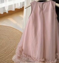 Carregar imagem no visualizador da galeria, Vestido rosa viejo con moños, detalles de tul con volados
