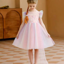 Carregar imagem no visualizador da galeria, Vestido rosa detalles de flores, tul colorido y capa
