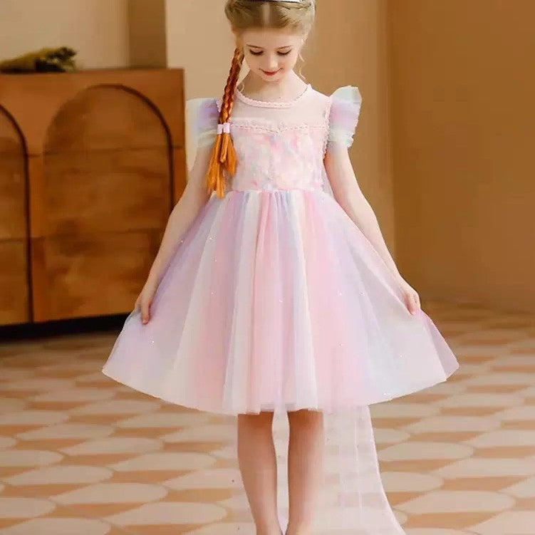 Vestido rosa detalles de flores, tul colorido y capa