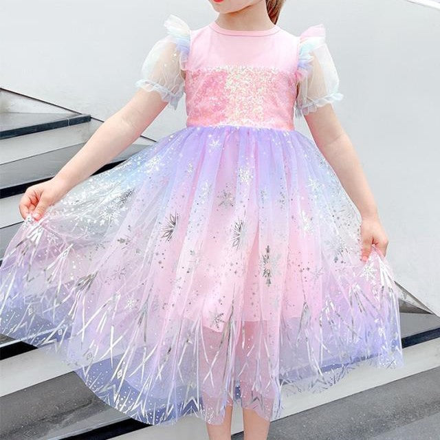 Vestido con detalles de lentejuelas y tul colorido