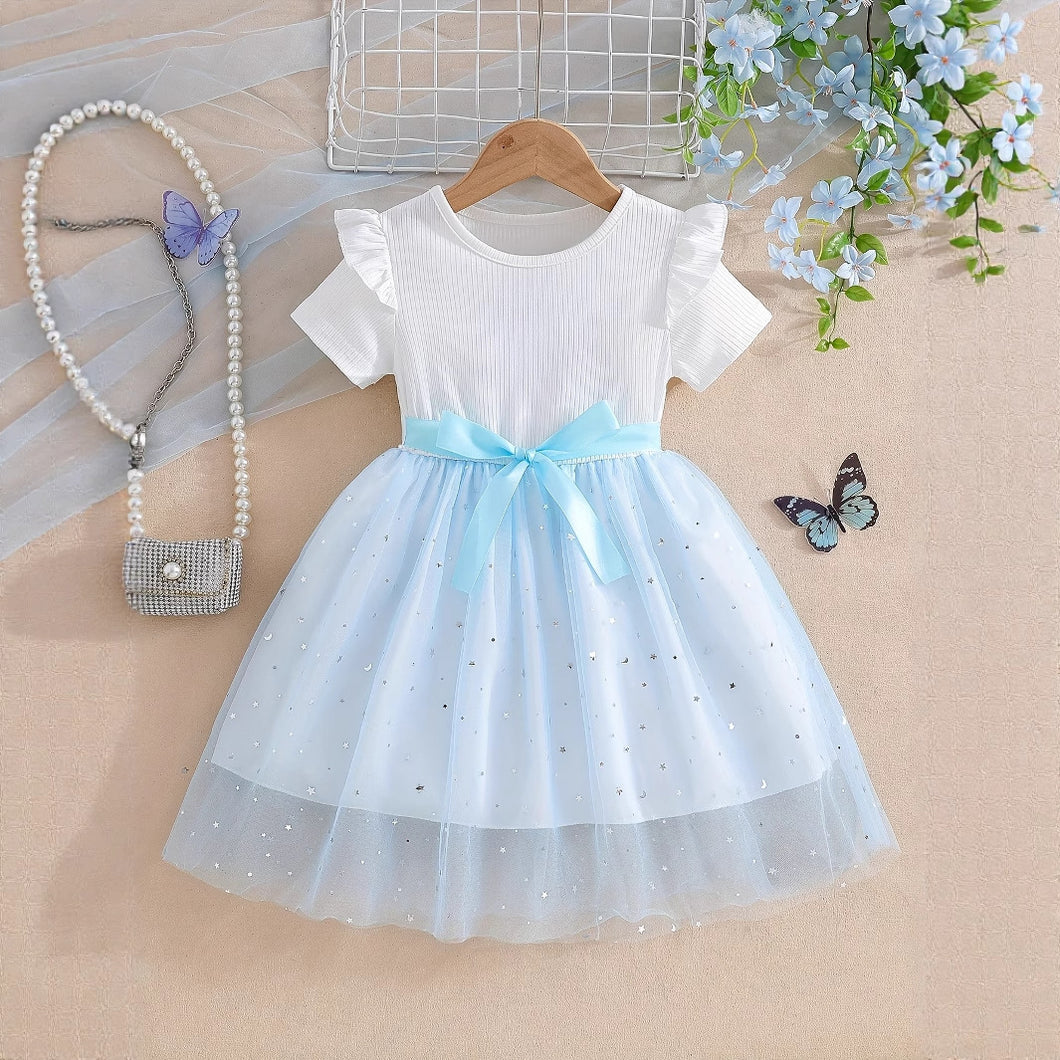 Vestido blanco, falda de tul celeste con brillo y cinto