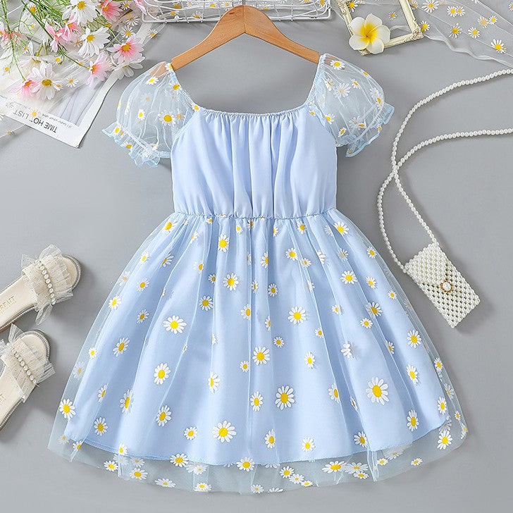 Vestido celeste con tul y mangas de margaritas