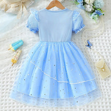 Carregar imagem no visualizador da galeria, Vestido celeste con volados, moño y tul
