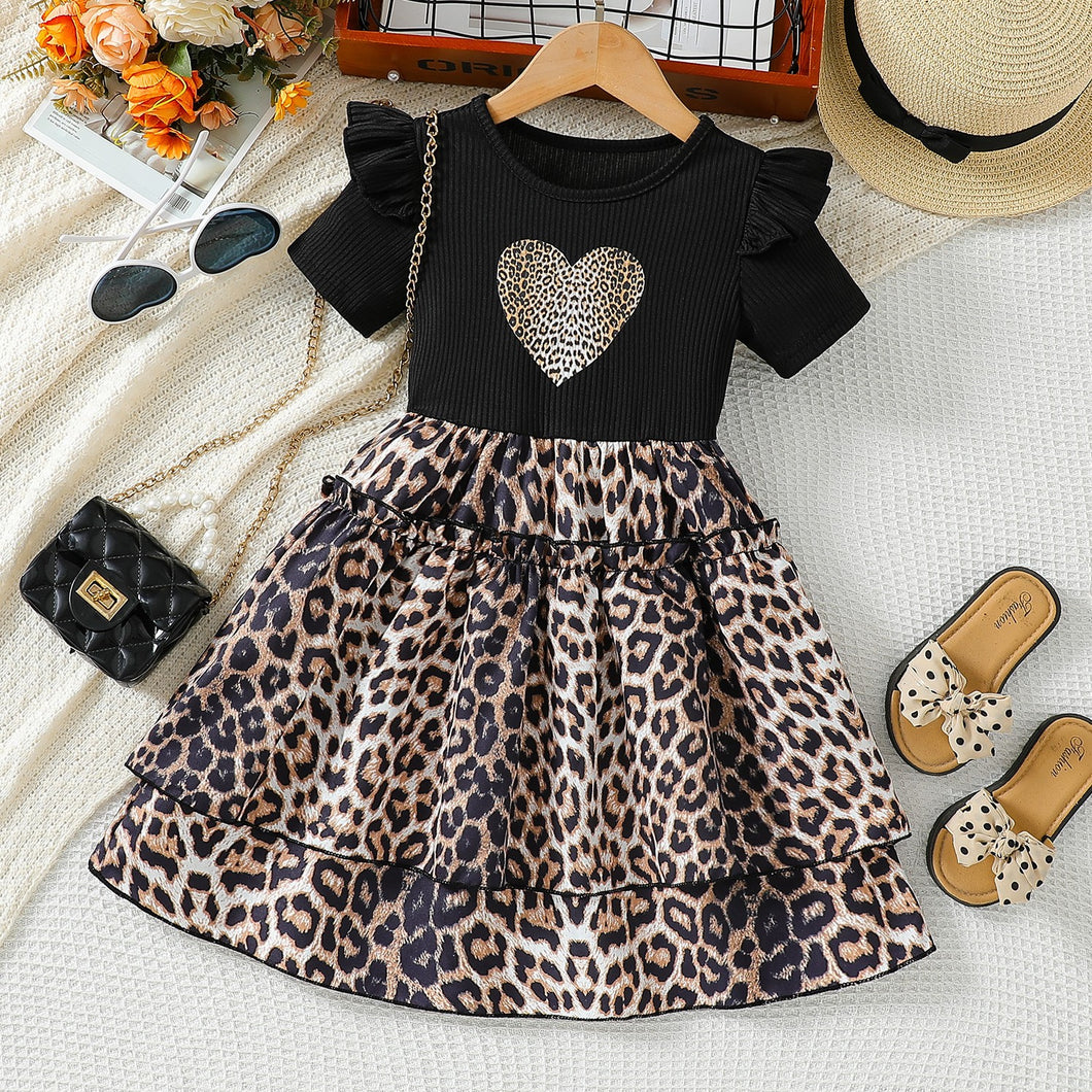Vestido negro con estampa de corazón y falda de animal print