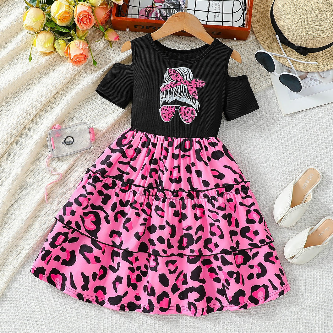 Vestido negro con estampa y falda de animal print rosa