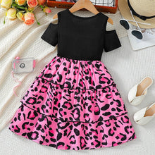 Cargar imagen en el visor de la galería, Vestido negro con estampa y falda de animal print rosa
