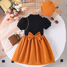 Carregar imagem no visualizador da galeria, Vestido negro con falda y boina terracota
