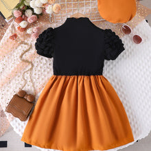 Carregar imagem no visualizador da galeria, Vestido negro con falda y boina terracota
