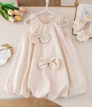 Carregar imagem no visualizador da galeria, Vestido crema con moños
